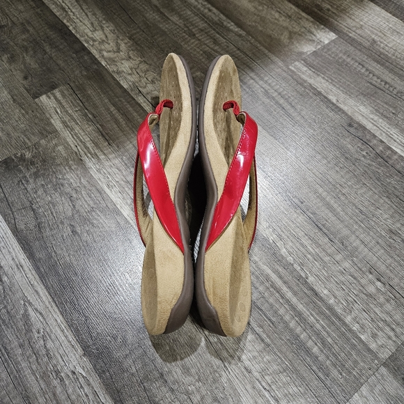 Vionic Mona Red Button Sandals Flip Flops - Picture 7 of 7
